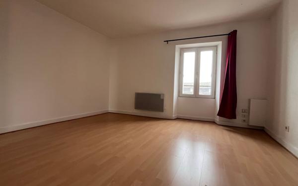 Maison à vendre    5 pièces •  Champdeniers-Saint-Denis