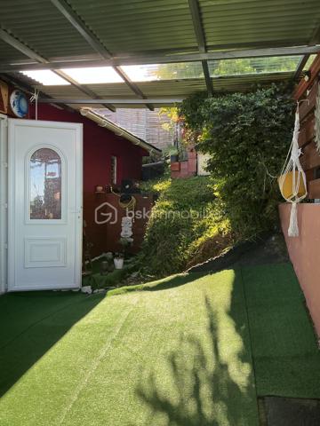 Située dans les hauteurs de Saint Leu dans le quartier de Chaloupe, découvrez cette charmante maison offrant deux chambres, un grand séjour lumineux ouvert sur la cuisine, ainsi qu'une terrasse fermée parfaite. Idéale pour un couple ou une petite famille cherchant calme, authenticité. (Une troisième chambre peut être aménagée dans les combles).
