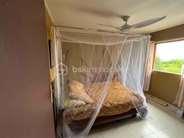 Située dans les hauteurs de Saint Leu dans le quartier de Chaloupe, découvrez cette charmante maison offrant deux chambres, un grand séjour lumineux ouvert sur la cuisine, ainsi qu'une terrasse fermée parfaite. Idéale pour un couple ou une petite famille cherchant calme, authenticité. (Une troisième chambre peut être aménagée dans les combles).