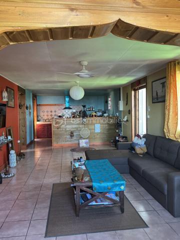 Située dans les hauteurs de Saint Leu dans le quartier de Chaloupe, découvrez cette charmante maison offrant deux chambres, un grand séjour lumineux ouvert sur la cuisine, ainsi qu'une terrasse fermée parfaite. Idéale pour un couple ou une petite famille cherchant calme, authenticité. (Une troisième chambre peut être aménagée dans les combles).