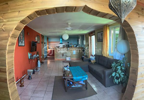 Située dans les hauteurs de Saint Leu dans le quartier de Chaloupe, découvrez cette charmante maison offrant deux chambres, un grand séjour lumineux ouvert sur la cuisine, ainsi qu'une terrasse fermée parfaite. Idéale pour un couple ou une petite famille cherchant calme, authenticité. (Une troisième chambre peut être aménagée dans les combles).