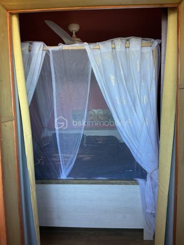 Située dans les hauteurs de Saint Leu dans le quartier de Chaloupe, découvrez cette charmante maison offrant deux chambres, un grand séjour lumineux ouvert sur la cuisine, ainsi qu'une terrasse fermée parfaite. Idéale pour un couple ou une petite famille cherchant calme, authenticité. (Une troisième chambre peut être aménagée dans les combles).