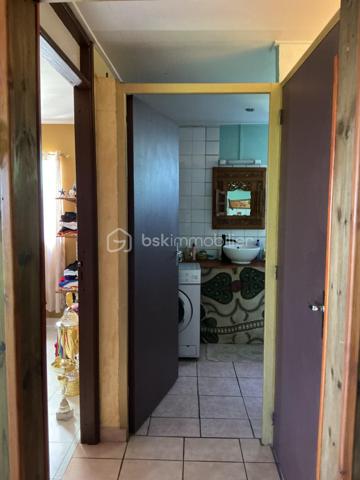 Située dans les hauteurs de Saint Leu dans le quartier de Chaloupe, découvrez cette charmante maison offrant deux chambres, un grand séjour lumineux ouvert sur la cuisine, ainsi qu'une terrasse fermée parfaite. Idéale pour un couple ou une petite famille cherchant calme, authenticité. (Une troisième chambre peut être aménagée dans les combles).