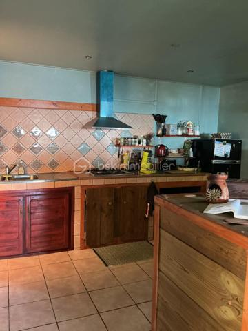 Située dans les hauteurs de Saint Leu dans le quartier de Chaloupe, découvrez cette charmante maison offrant deux chambres, un grand séjour lumineux ouvert sur la cuisine, ainsi qu'une terrasse fermée parfaite. Idéale pour un couple ou une petite famille cherchant calme, authenticité. (Une troisième chambre peut être aménagée dans les combles).