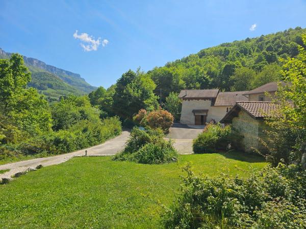 À VENDRE – Propriété en pierre au charme authentique