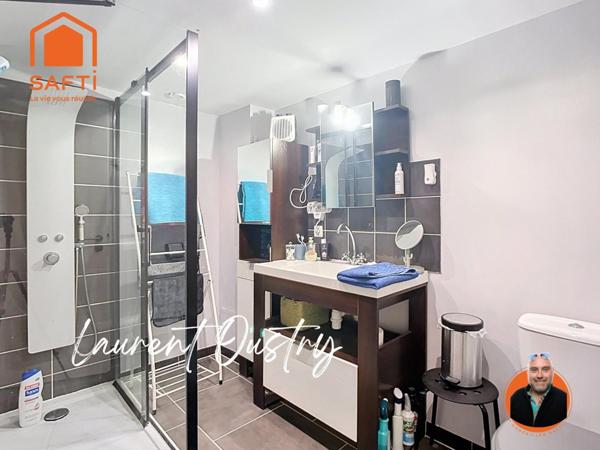 Maison familiale 6 chambres, lumineuse, résidence sécurisée.