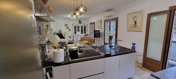 HAUT DE VILLA, cave, jardin et Stationnements