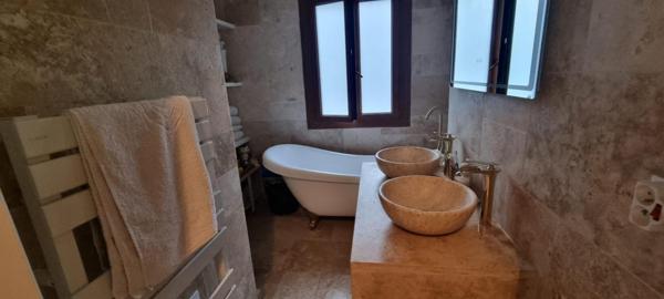 HAUT DE VILLA, cave, jardin et Stationnements