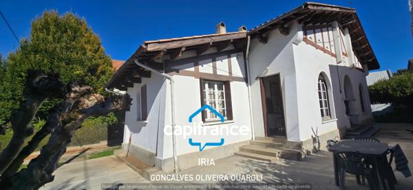 Maison individuelle de plain-pied 130 m² avec jardin clos et garage.