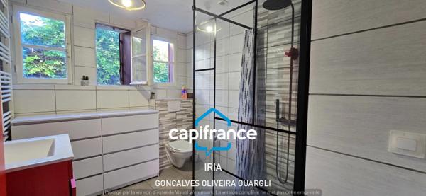 Maison individuelle de plain-pied 130 m² avec jardin clos et garage.