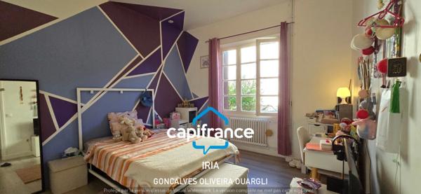 Maison individuelle de plain-pied 130 m² avec jardin clos et garage.