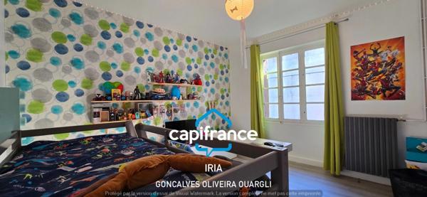 Maison individuelle de plain-pied 130 m² avec jardin clos et garage.