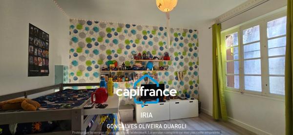 Maison individuelle de plain-pied 130 m² avec jardin clos et garage.