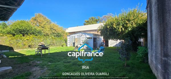 Maison individuelle de plain-pied 130 m² avec jardin clos et garage.