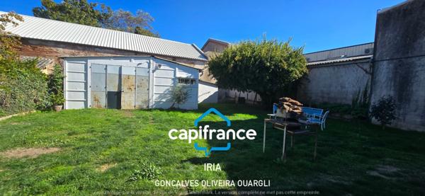 Maison individuelle de plain-pied 130 m² avec jardin clos et garage.