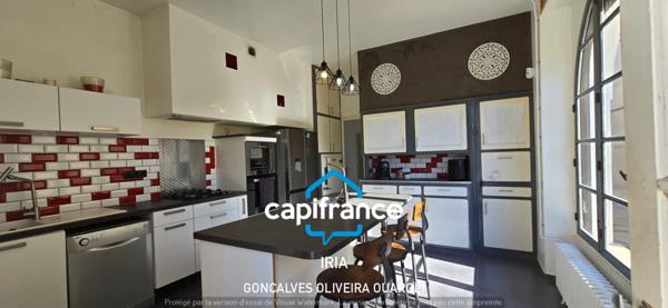 Maison individuelle de plain-pied 130 m² avec jardin clos et garage.