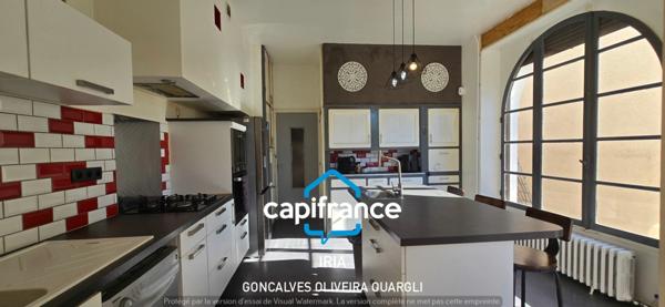 Maison individuelle de plain-pied 130 m² avec jardin clos et garage.