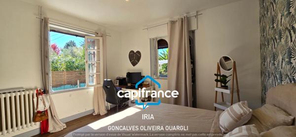 Maison individuelle de plain-pied 130 m² avec jardin clos et garage.