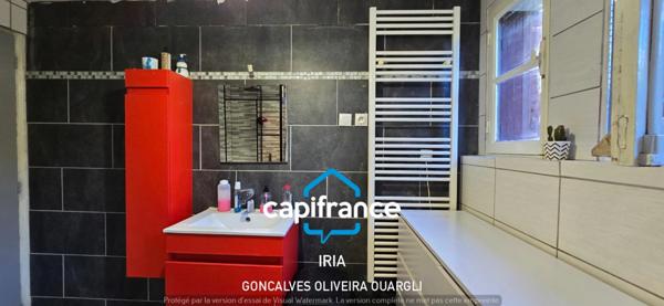 Maison individuelle de plain-pied 130 m² avec jardin clos et garage.