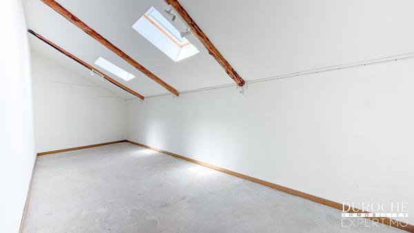 Hangar en pierre à restaurer – 125 m² – Fort potentiel À la recherche d’un bien atypique pour donner vie à un projet qui vous ressemble ? Cet ancien atelier d’art offre un cadre singulier mêlant volumes généreux, architecture de caractère et éléments anciens , avec environ 125 m² d’espaces aménageables .