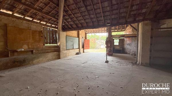 Hangar en pierre à restaurer – 125 m² – Fort potentiel À la recherche d’un bien atypique pour donner vie à un projet qui vous ressemble ? Cet ancien atelier d’art offre un cadre singulier mêlant volumes généreux, architecture de caractère et éléments anciens , avec environ 125 m² d’espaces aménageables .