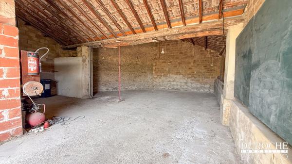 Hangar en pierre à restaurer – 125 m² – Fort potentiel À la recherche d’un bien atypique pour donner vie à un projet qui vous ressemble ? Cet ancien atelier d’art offre un cadre singulier mêlant volumes généreux, architecture de caractère et éléments anciens , avec environ 125 m² d’espaces aménageables .