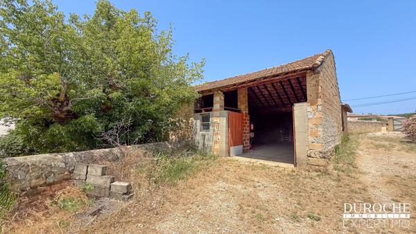 Hangar en pierre à restaurer – 125 m² – Fort potentiel À la recherche d’un bien atypique pour donner vie à un projet qui vous ressemble ? Cet ancien atelier d’art offre un cadre singulier mêlant volumes généreux, architecture de caractère et éléments anciens , avec environ 125 m² d’espaces aménageables .