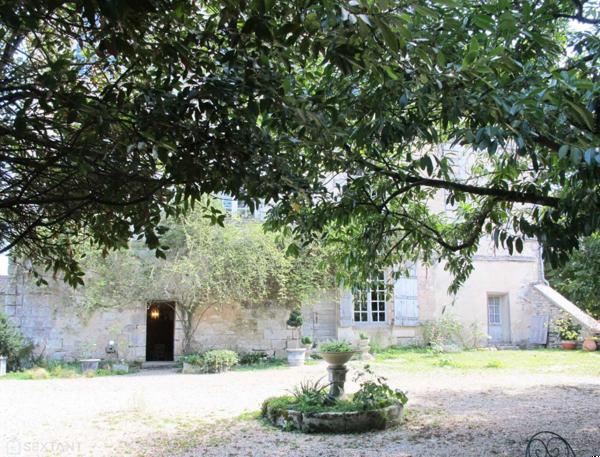 ANCIEN LOGIS 450M² CENTRE VILLAGE AVEC PARC ARBORE