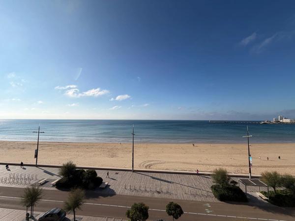 LES SABLES D'OLONNE 85100 VUE MER SUR LE REMBLAI APPARTEMENT T3 RENOVE AVEC TERRASSE ET PARKING PRIVE