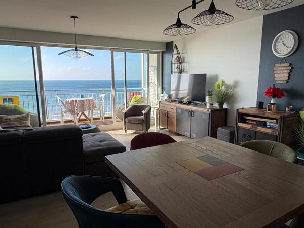 LES SABLES D'OLONNE 85100 VUE MER SUR LE REMBLAI APPARTEMENT T3 RENOVE AVEC TERRASSE ET PARKING PRIVE