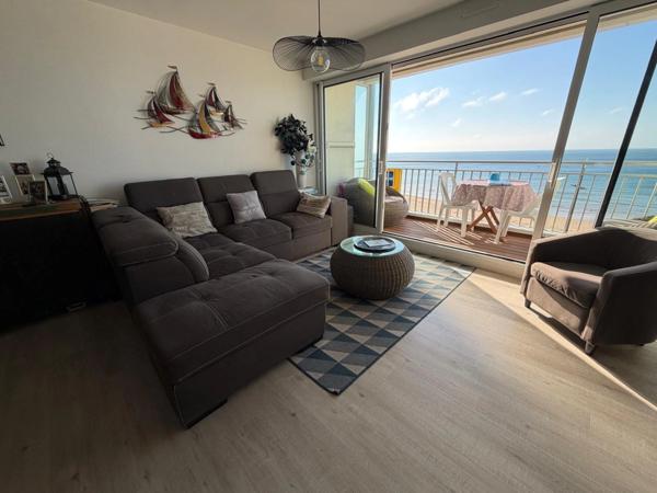 LES SABLES D'OLONNE 85100 VUE MER SUR LE REMBLAI APPARTEMENT T3 RENOVE AVEC TERRASSE ET PARKING PRIVE