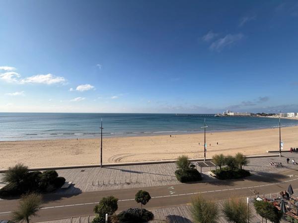 LES SABLES D'OLONNE 85100 VUE MER SUR LE REMBLAI APPARTEMENT T3 RENOVE AVEC TERRASSE ET PARKING PRIVE