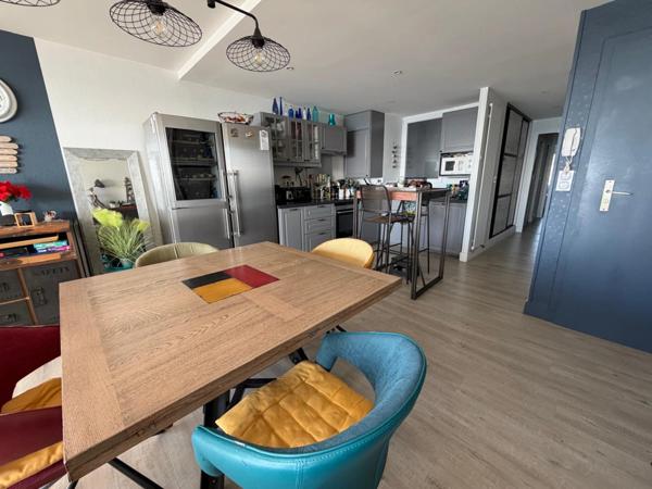 LES SABLES D'OLONNE 85100 VUE MER SUR LE REMBLAI APPARTEMENT T3 RENOVE AVEC TERRASSE ET PARKING PRIVE
