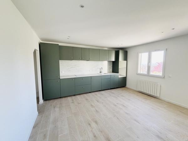 Triplex 73m2, parking et grand garage