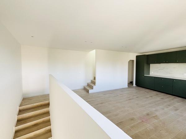 Triplex 73m2, parking et grand garage