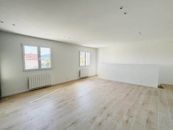 Triplex 73m2, parking et grand garage