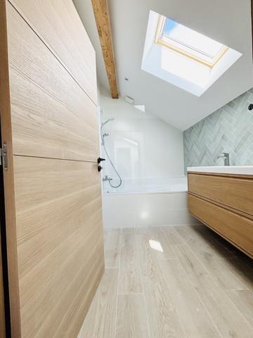 Triplex 73m2, parking et grand garage