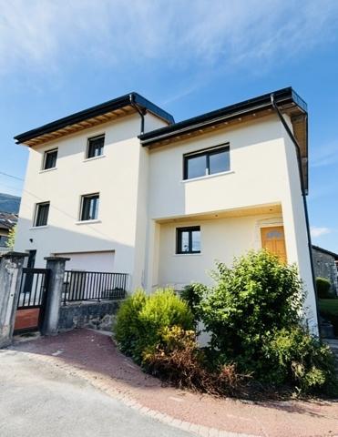 Triplex 73m2, parking et grand garage