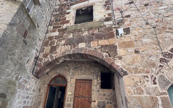 Maison à vendre    1 pièce •  Thueyts