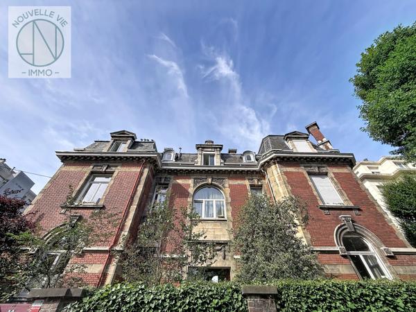 Appartement
                                                                                                                                                                                                                                                                                                                        4 pièce(s)                                                                                                                                                                                                          3 chambre(s)                                                                                                                                                                                                          207  m²