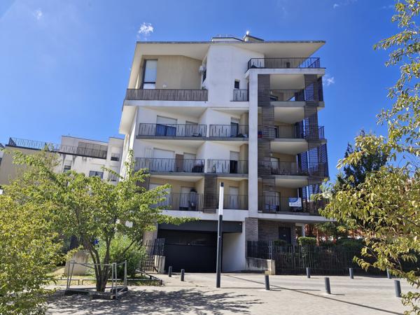 Parking
        
        - 16 m² Exclusivité 15 900 € *
