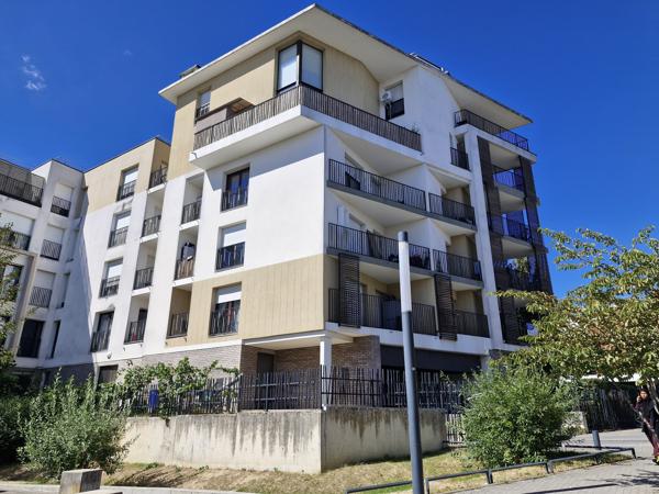 Parking
        
        - 16 m² Exclusivité 15 900 € *