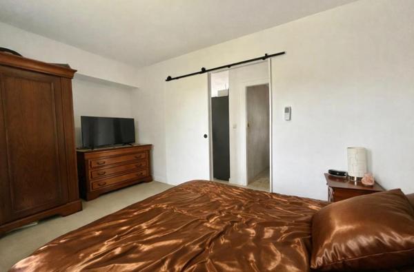 Au calme à Saint-André de Cubzac dans un quartier résidentiel , Découvrez  cette Maison d'habitation d'environ de 115 m2 sur un terrain d'environ 1001 m2 - Piscinable - Jardin arboré - Cabanon