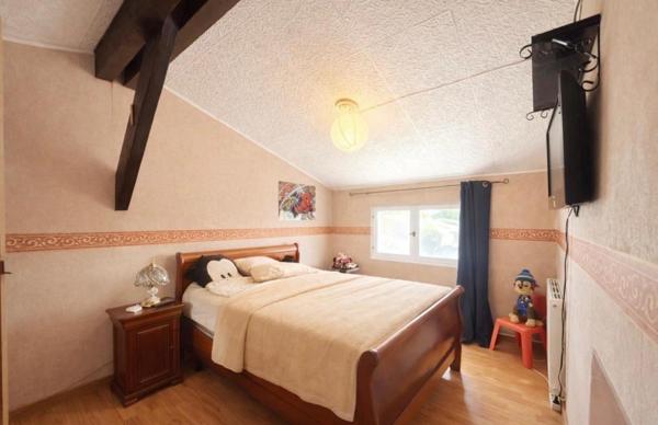 Au calme à Saint-André de Cubzac dans un quartier résidentiel , Découvrez  cette Maison d'habitation d'environ de 115 m2 sur un terrain d'environ 1001 m2 - Piscinable - Jardin arboré - Cabanon