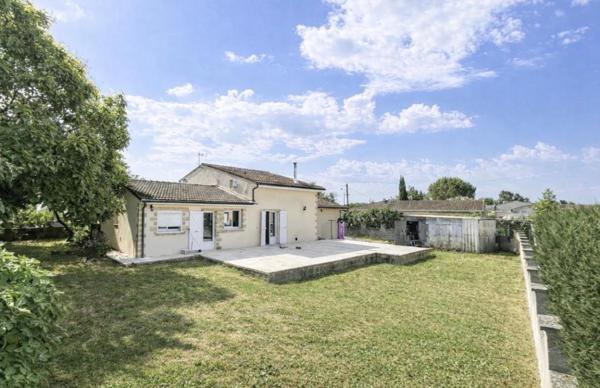 Au calme à Saint-André de Cubzac dans un quartier résidentiel , Découvrez  cette Maison d'habitation d'environ de 115 m2 sur un terrain d'environ 1001 m2 - Piscinable - Jardin arboré - Cabanon