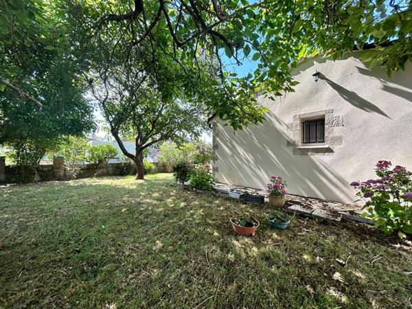 Au calme à Saint-André de Cubzac dans un quartier résidentiel , Découvrez  cette Maison d'habitation d'environ de 115 m2 sur un terrain d'environ 1001 m2 - Piscinable - Jardin arboré - Cabanon