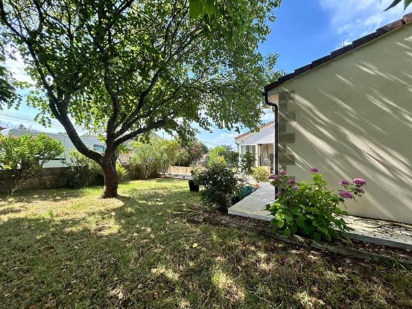 Au calme à Saint-André de Cubzac dans un quartier résidentiel , Découvrez  cette Maison d'habitation d'environ de 115 m2 sur un terrain d'environ 1001 m2 - Piscinable - Jardin arboré - Cabanon