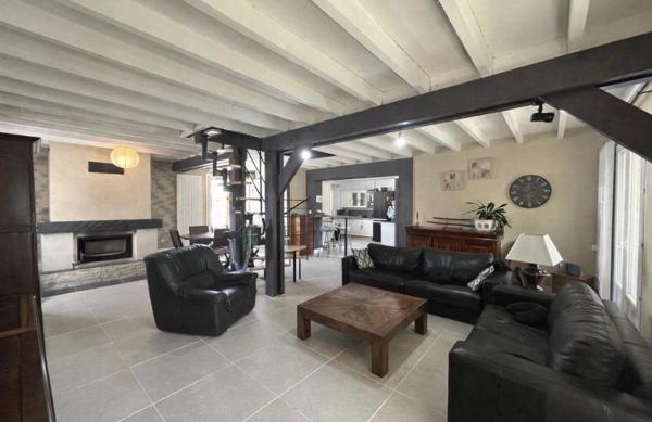 Au calme à Saint-André de Cubzac dans un quartier résidentiel , Découvrez  cette Maison d'habitation d'environ de 115 m2 sur un terrain d'environ 1001 m2 - Piscinable - Jardin arboré - Cabanon