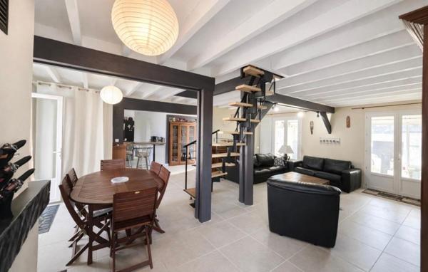 Au calme à Saint-André de Cubzac dans un quartier résidentiel , Découvrez  cette Maison d'habitation d'environ de 115 m2 sur un terrain d'environ 1001 m2 - Piscinable - Jardin arboré - Cabanon