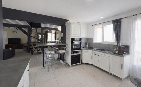 Au calme à Saint-André de Cubzac dans un quartier résidentiel , Découvrez  cette Maison d'habitation d'environ de 115 m2 sur un terrain d'environ 1001 m2 - Piscinable - Jardin arboré - Cabanon